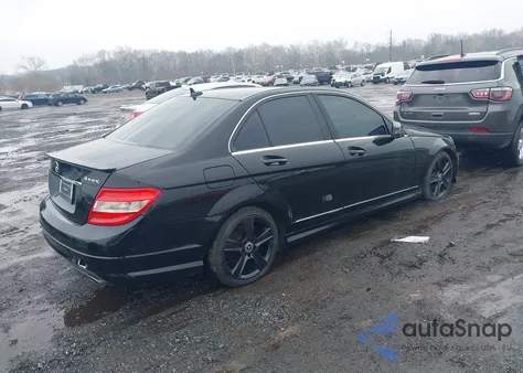 2011 Mercedes-Benz C 300 Luxury 4Matic/Sport 4Matic z USA, uszkodzony, nr VIN WDDGF8BB9BR151658